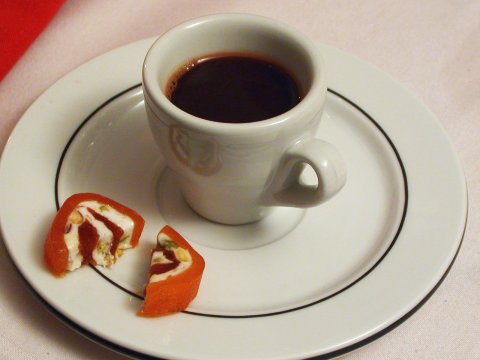 Espresso mit libanesischem Konfekt